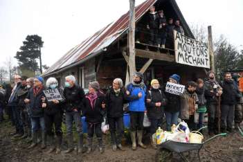 zadists-create-a-human-chain-to-protect-the-farm-of-les-100-noms
